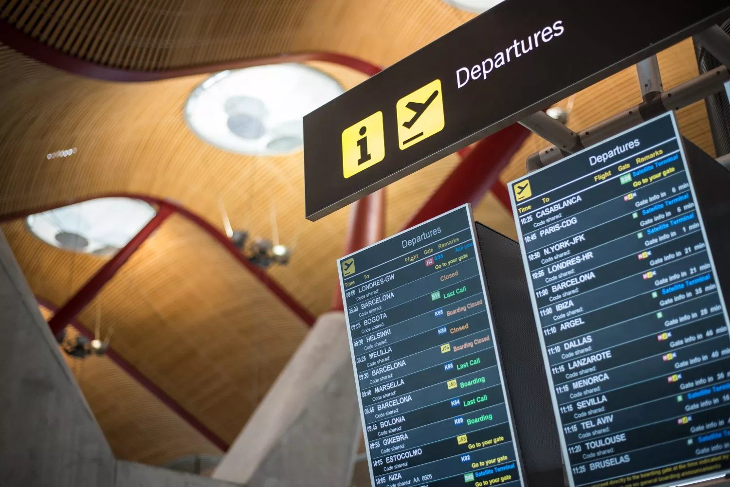 Paneles en un aeropuerto / MAGNIFIC