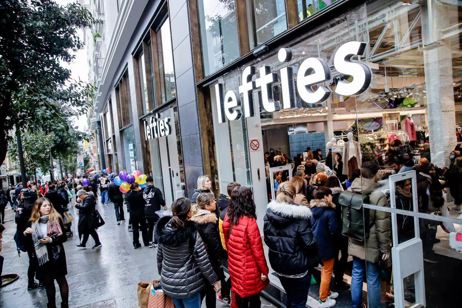 Varias personas entran a una tienda de Lefties   EUROPA PRESS   CARLOS LUJAN