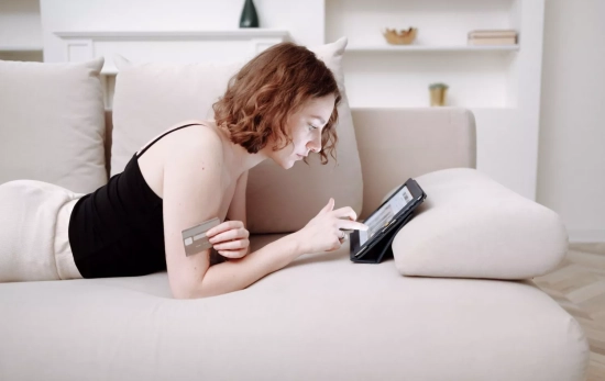 Una chica hace una compra online / PEXELS Una chica hace una compra online / PEXELS