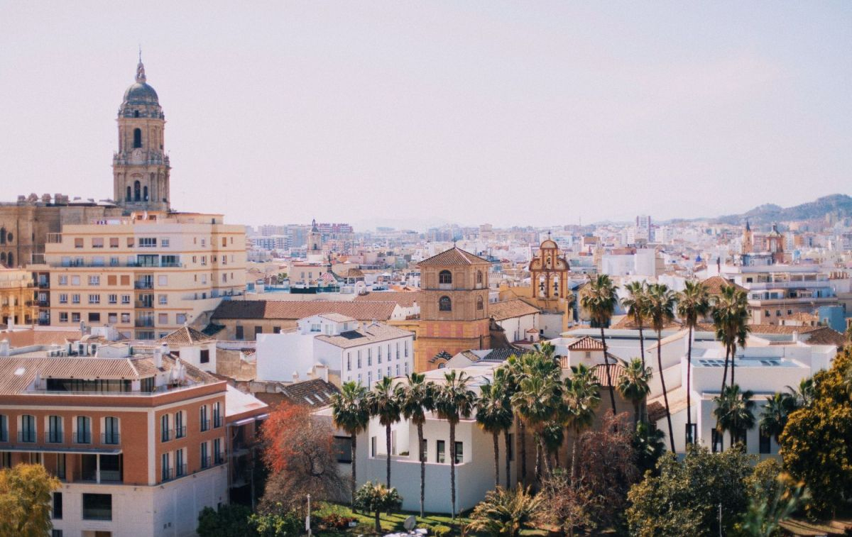 Vista de Málaga, una ciudad en la que crece la compra de viviendas de lujo / PEXELS