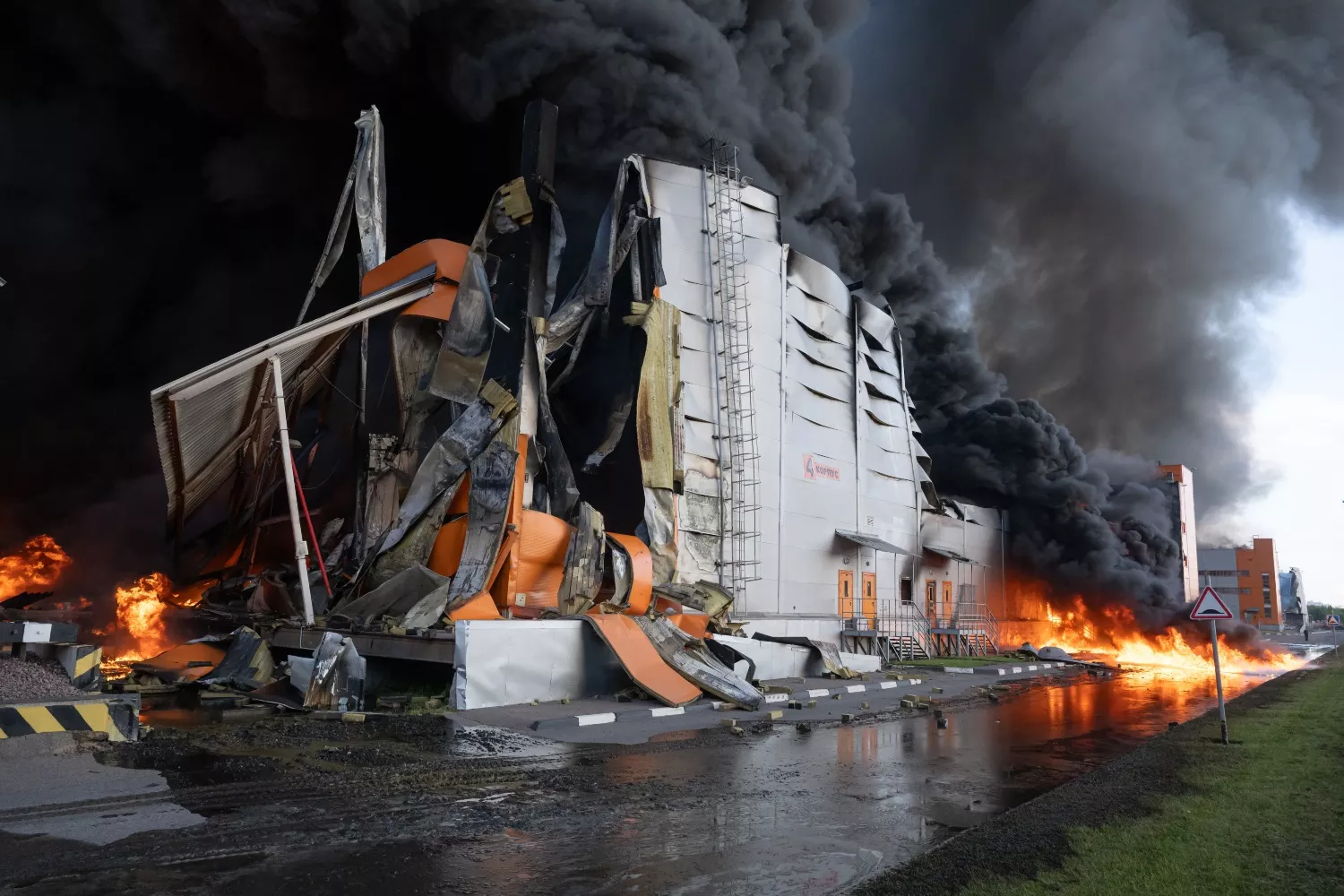 El almacén de la tienda online rusa Wildberries arde en la zona de Utkina Zavod   Stringer   EP