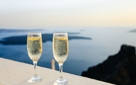 Dos copas con vistas al mar en un hotel de lujo  frente al mar/ USPLASH