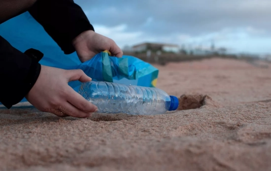 Una persona recoge una botella de plástico / PEXELS Una persona recoge una botella de plástico / PEXELS