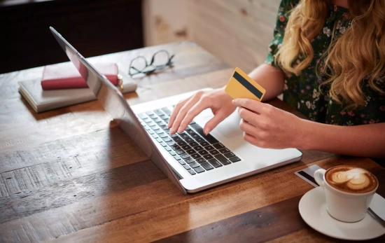 Una mujer hace una compra online / MAGNIFIC