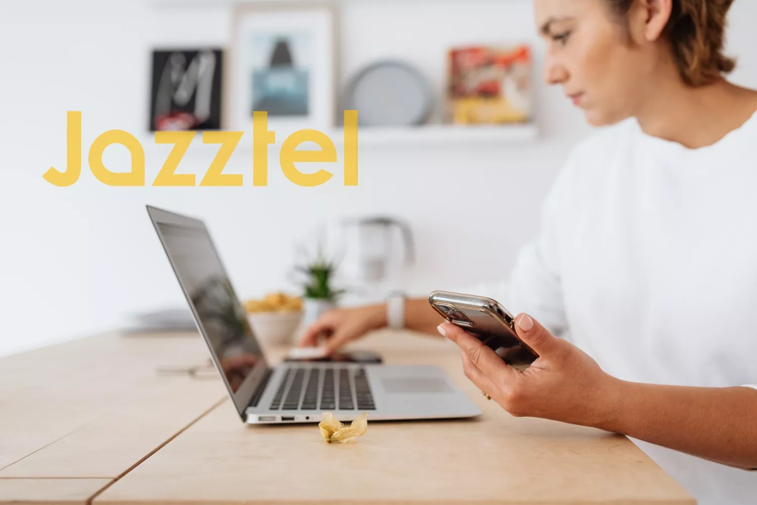 Una clienta de Jazztel frente a su ordenador   FOTOMONTAJE