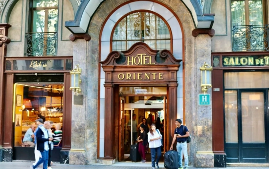 Clientes en la puerta de un hotel / UNSPLASH Clientes en la puerta de un hotel / UNSPLASH