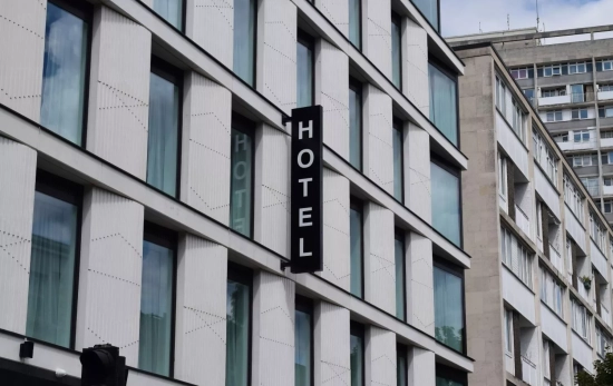 Fachada de un hotel / UNSPLASH Fachada de un hotel / UNSPLASH