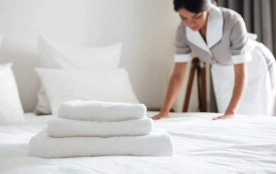 Una trabajadora hace una cama / MAGNIFIC Una trabajadora hace una cama / MAGNIFIC