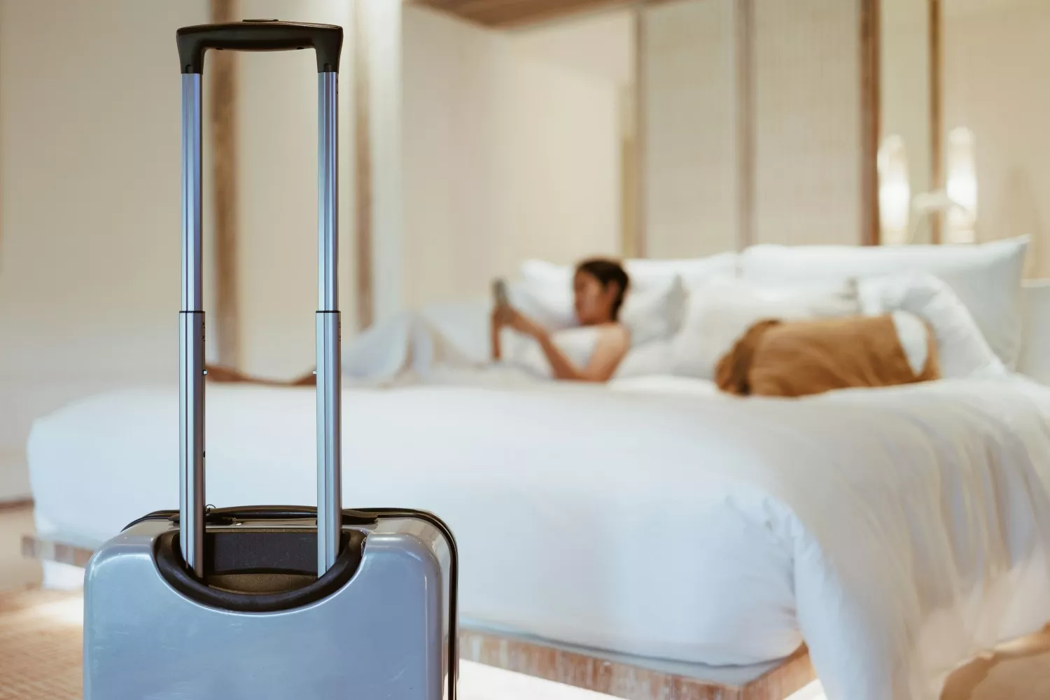 Una persona en una habitación de hotel   UNSPLASH