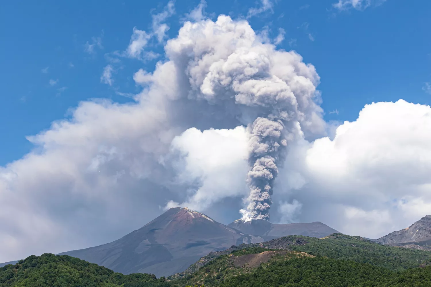Una columna de humo sale del cráter el volcán Etna, en Sicilia MICHELE CUTULI AGF vía ZUMA DPA
