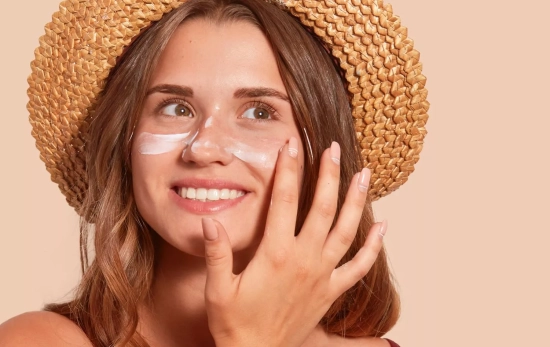 Una chica echándose protector solar/ CANVA Una chica echándose protector solar/ CANVA