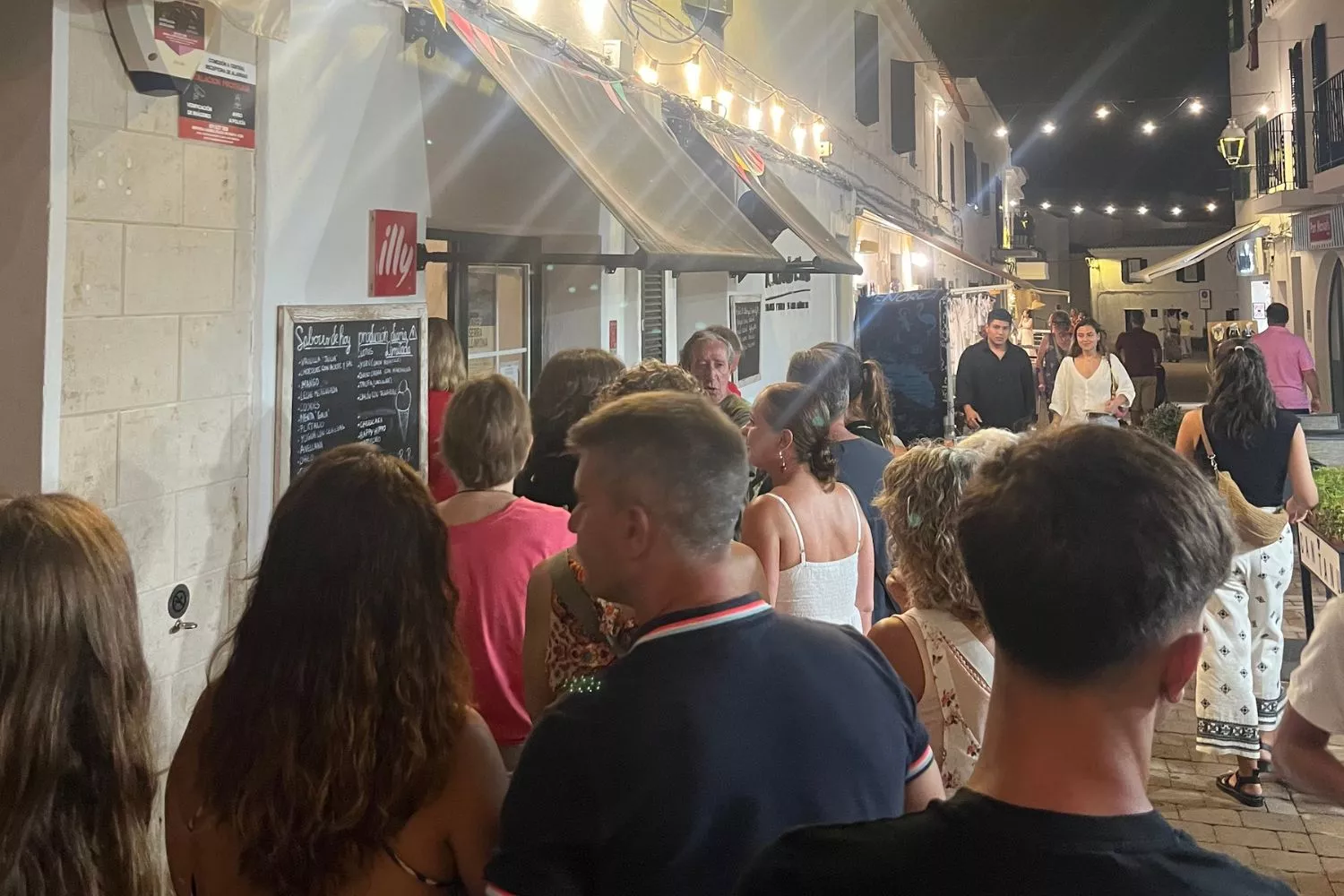 Una extensa cola para pedir un helado en la heladería Ricardo Riera de Fornells (Menorca) / TEO CAMINO
