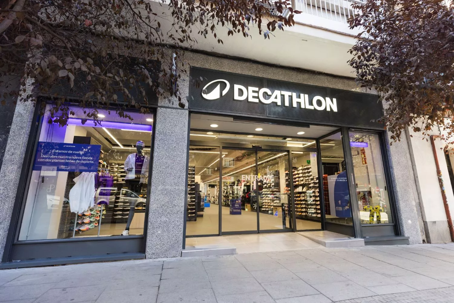 Una de los nuevos locales de Decathlon en Barcelona / DECATHLON