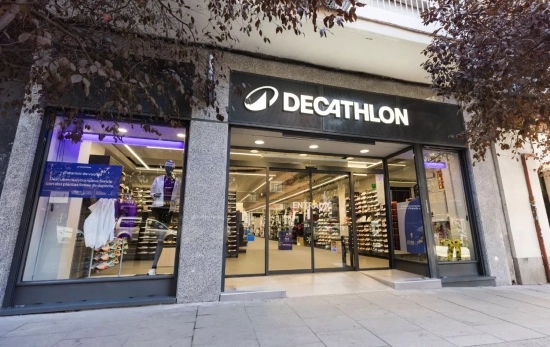 Una de los nuevos locales de Decathlon en Barcelona / DECATHLON Una de los nuevos locales de Decathlon en Barcelona / DECATHLON