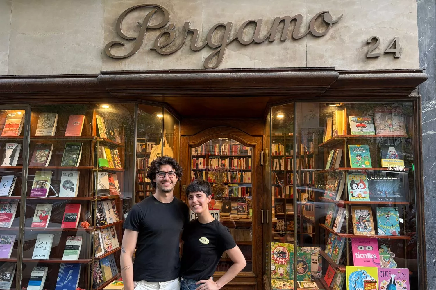 María Treviño y Pablo Cerezo junto al escaparate de la librería Pérgamo de Madrid / CEDIDA