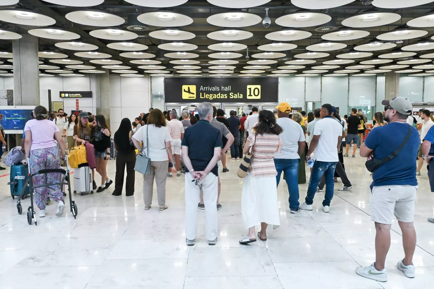 Varias personas en la zona de llegadas de la T4, a 9 de agosto de 2026, en Madrid   EP