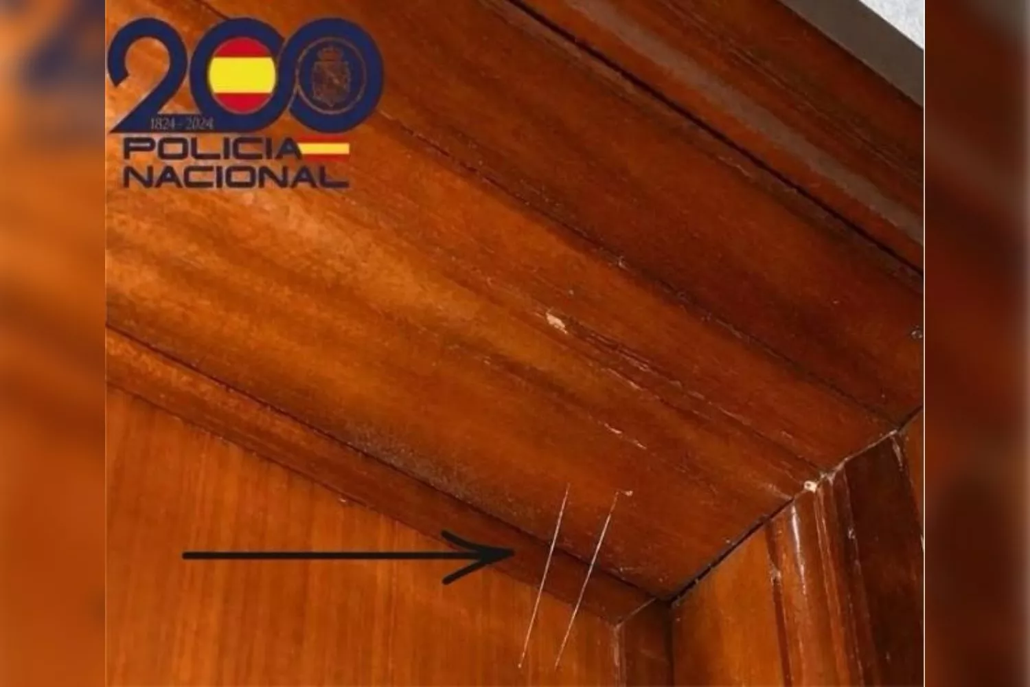La técnica de marcar las puertas con hilos de pegamento   POLICÍA NACIONAL