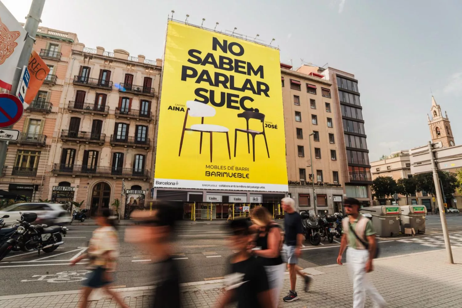 Un cartel gigante de la campaña 'No sabemos hablar sueco' de Barimueble en Barcelona / CEDIDA