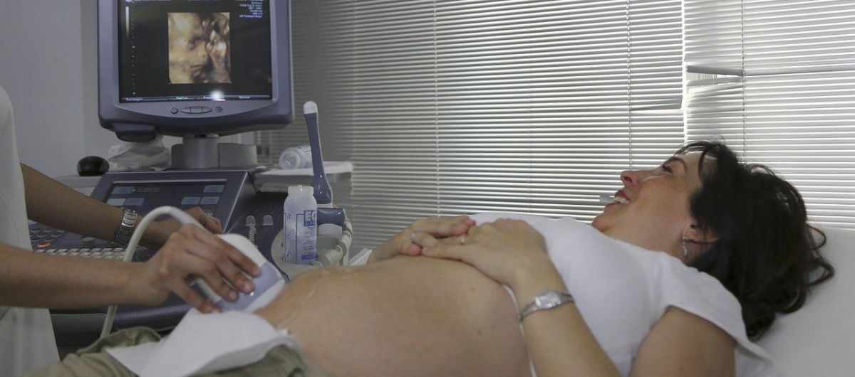 Una mujer embarazada en una ecografía / PIXABAY