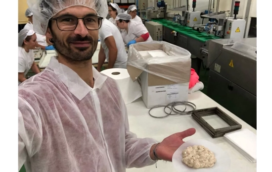 Ricardo Riera haciendo turrón en el obrador de Jijona / CEDIDA Ricardo Riera haciendo turrón en el obrador de Jijona / CEDIDA
