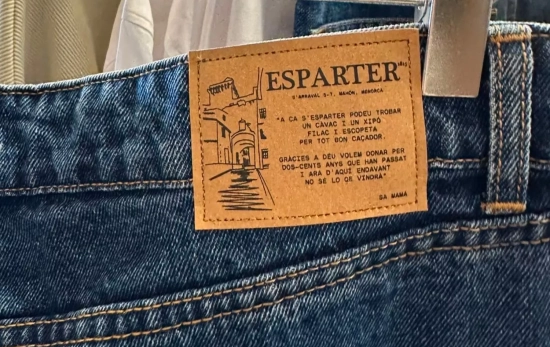 Detalle de unos tejanos que cuentan la historia de Ca s'Esparter / CA S'ESPARTER Detalle de unos tejanos que cuentan la historia de Ca s'Esparter / CA S'ESPARTER