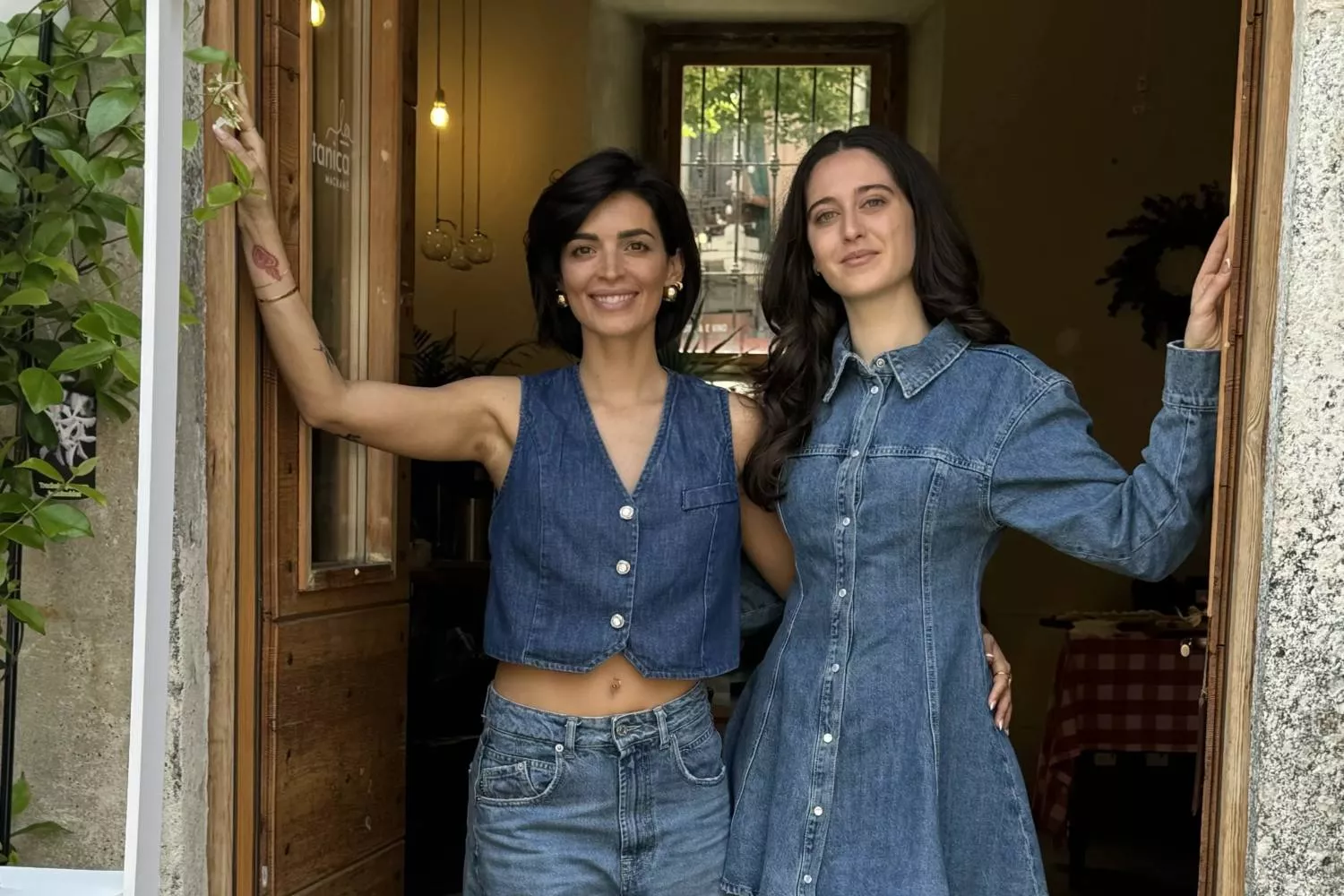 A la izquierda, Asia Pellegrini. A la derecha, Luna García. Cofundadoras de Nothink Shoes   CEDIDA