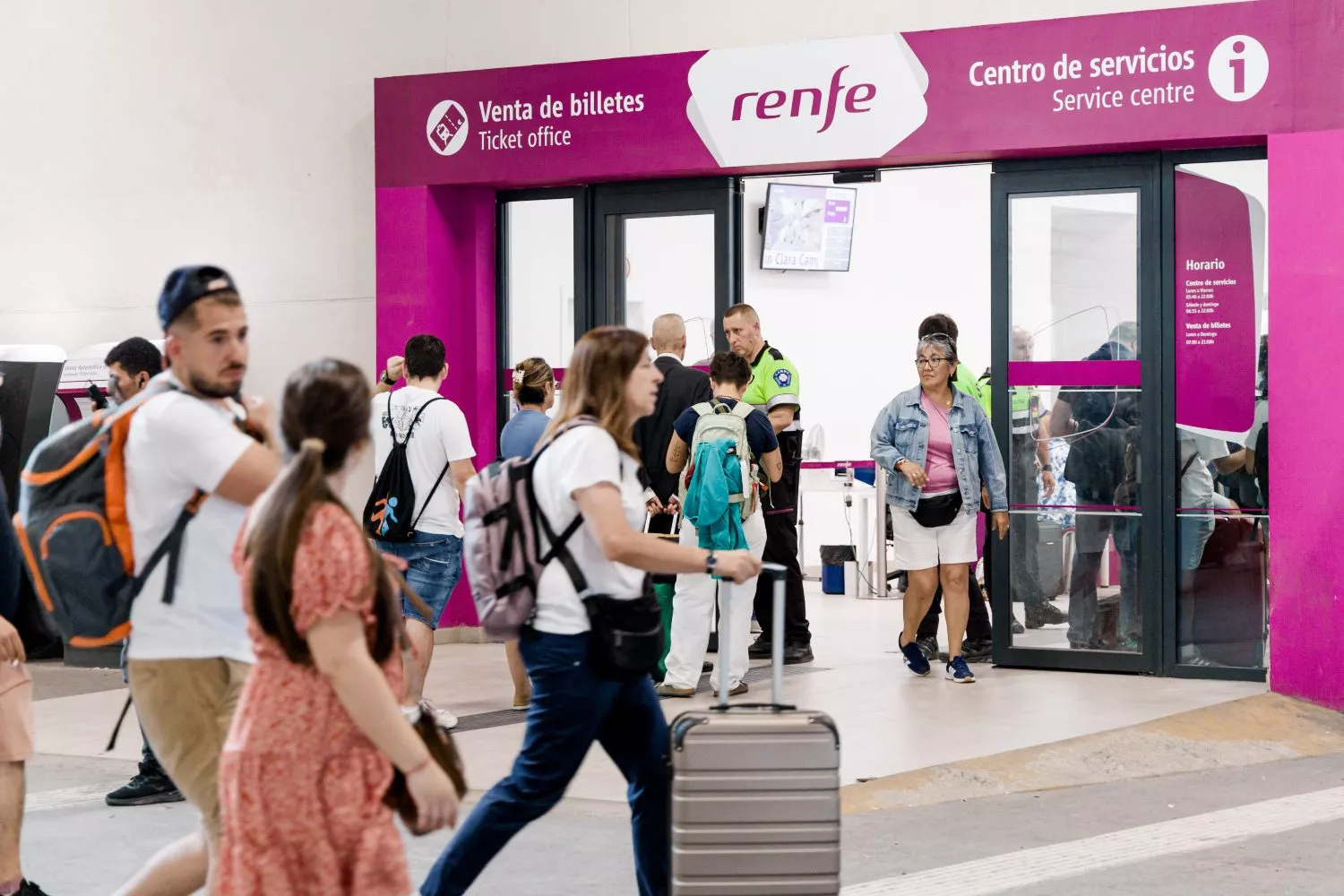 Viajeros hacen cola en la oficina de venta de billetes de Renfe / Carlos Luján - EP