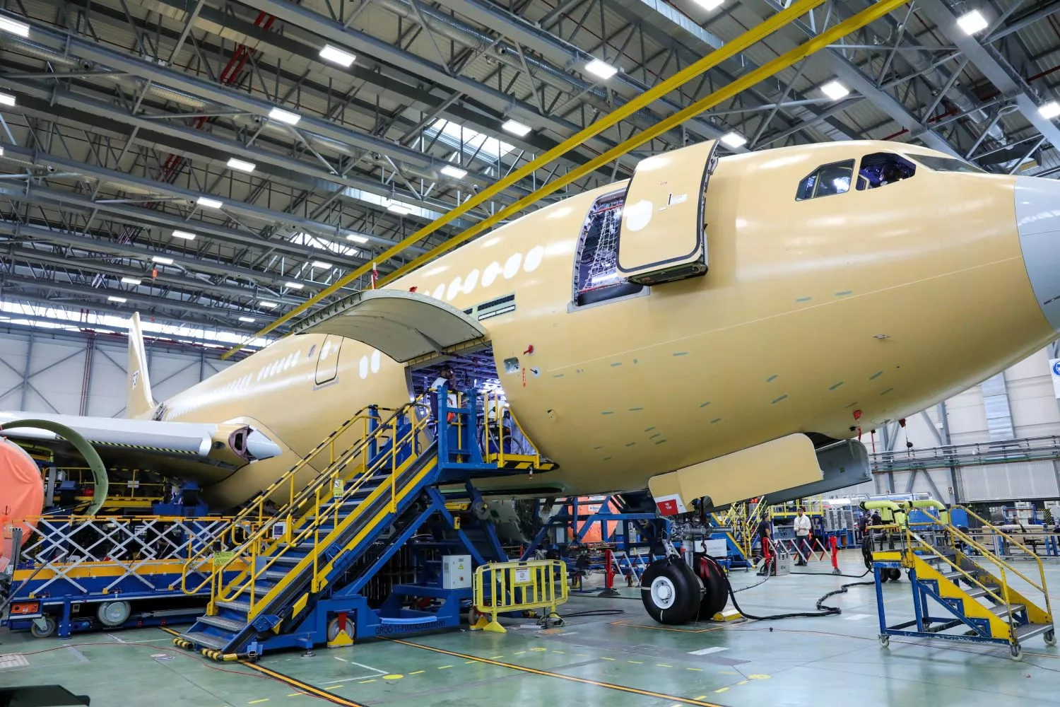 Operarios de Airbus realizan labores de mantenimiento a un avión en la planta de Getafe / Jesús Hellín - EP
