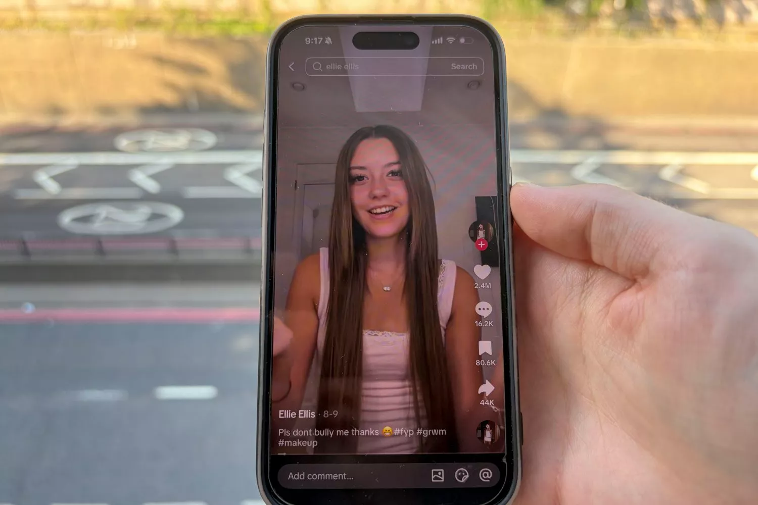 Ellie Ellis, la adolescente británica que ha “conquistado” el algoritmo de TikTok / Raúl Bobé - EFE