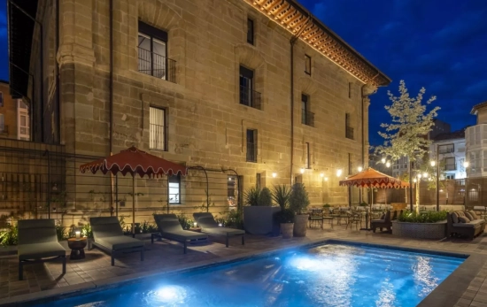 La piscina exterior climatizada / HOTEL PALACIO DE LOS ÁNGELES La piscina exterior climatizada / HOTEL PALACIO DE LOS ÁNGELES
