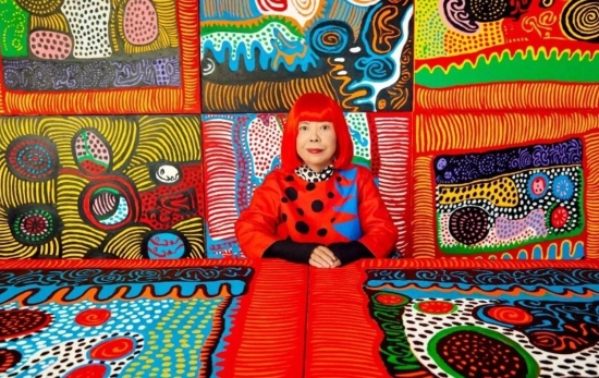 Yayoi Kusama junto a una de sus obras de arte / GUGGENHEIM Yayoi Kusama junto a una de sus obras de arte / GUGGENHEIM