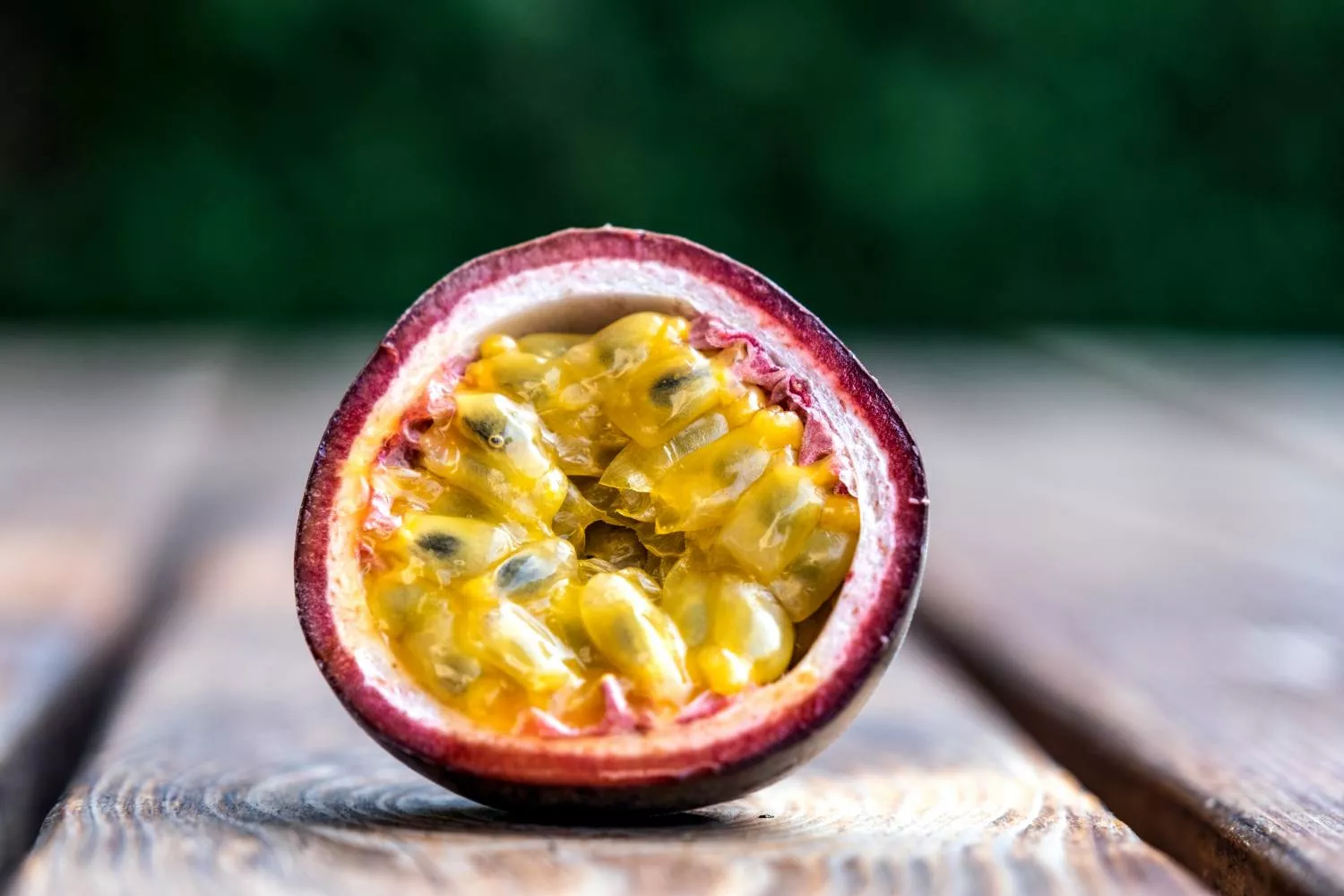 Un maracuyá, la fruta que está de moda entre los consumidores   UNSPLASH