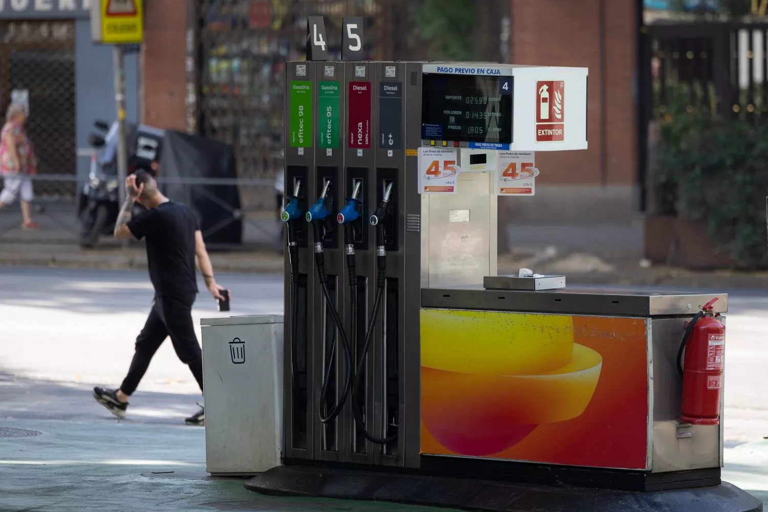 Surtidores de combustible en una gasolinera de Repsol Jesús Hellín EP Surtidores de combustible en una gasolinera de Repsol Jesús Hellín EP
