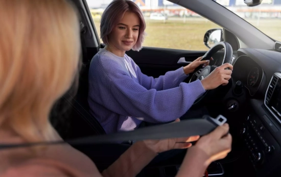 Una chica aprende a conducir / PEXELS