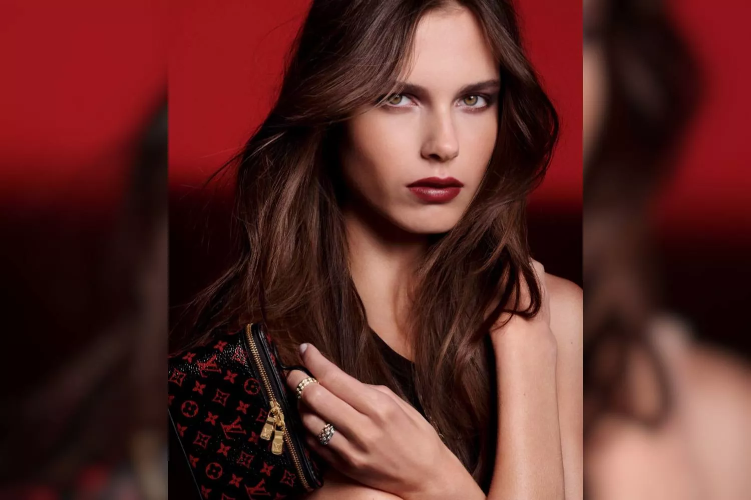 Una modelo con el nuevo tono rouge de Louis Vuitton   REDES LOUIS VUITTON
