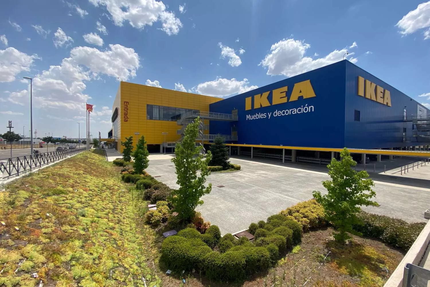 Fachada y zonas exteriores pertenecientes a la tienda Ikea de Villaviciosa de Odón