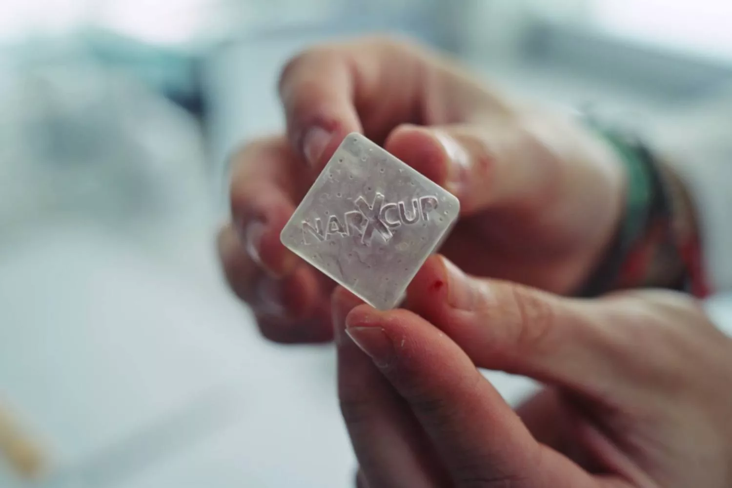 Cubo de hielo para detectar drogas NarXcup   NARXCUP