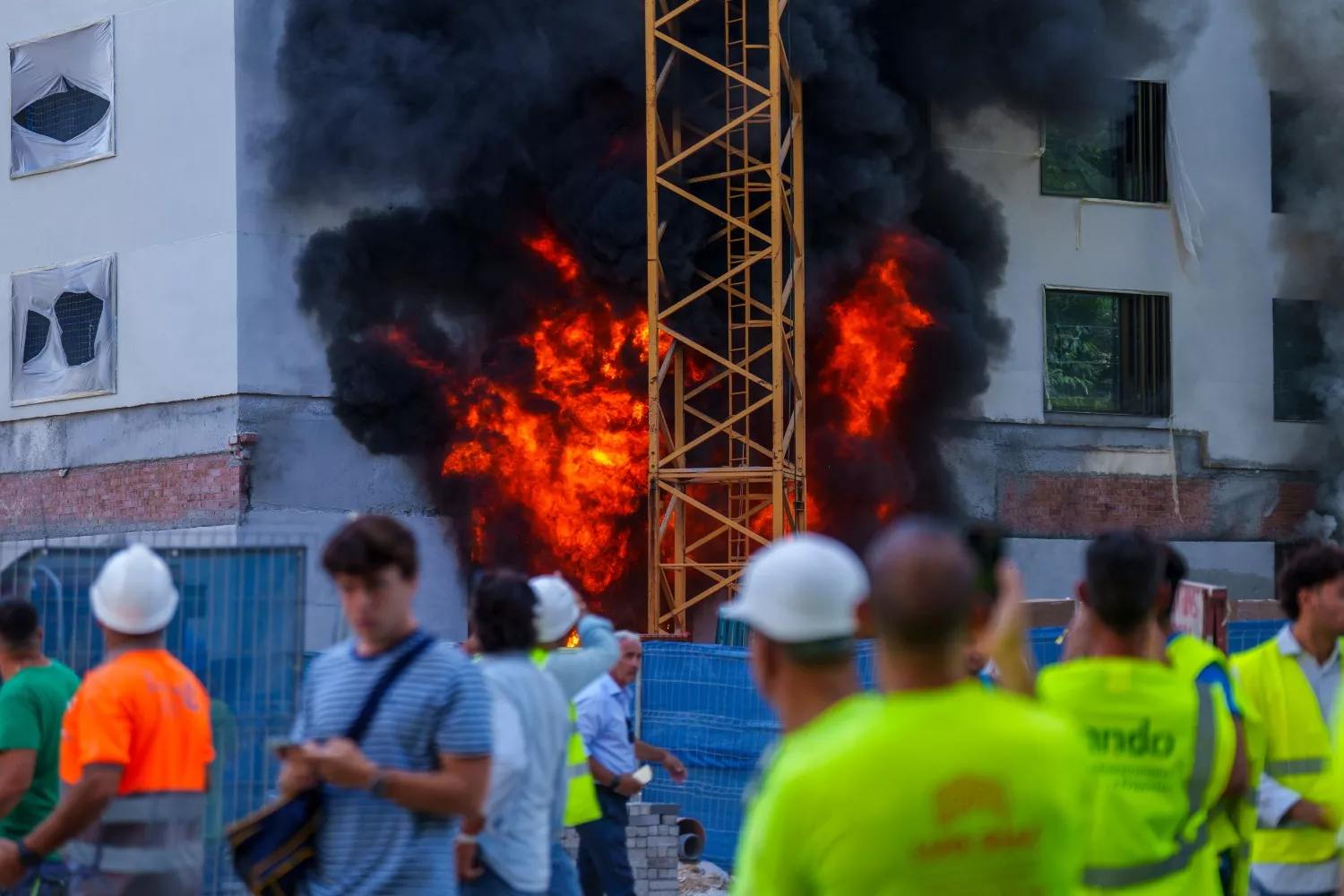 Imágenes del incendio en el antiguo complejo de Altadis en el que está construyendo un hotel   Franc