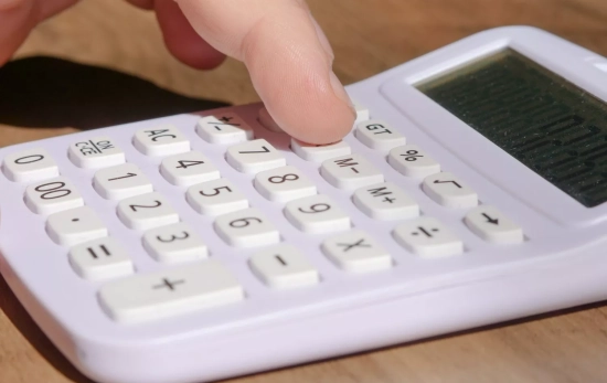 Una persona utiliza una calculadora / PEXELS Una persona utiliza una calculadora / PEXELS