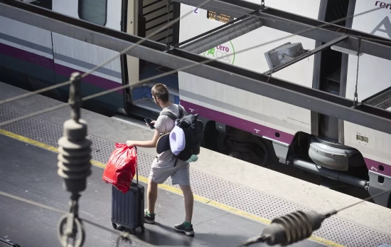 Una persona con su maleta en el tren EUROPA PRESS Una persona con su maleta en el tren EUROPA PRESS