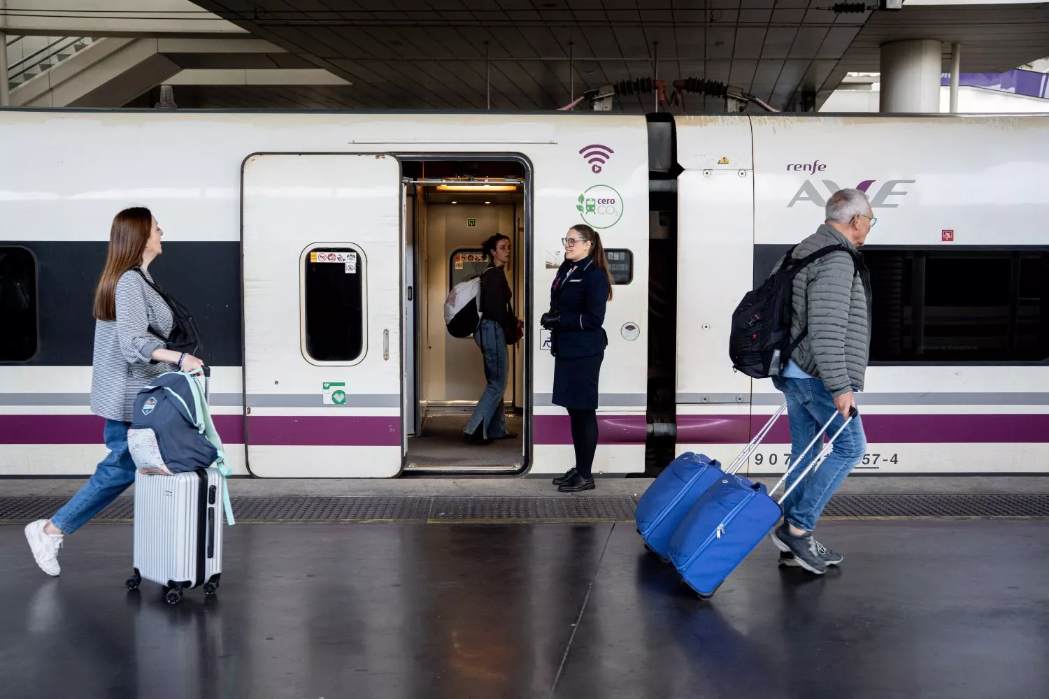 Pasajeros se suben a un tren AVE   GABRIEL LUENGAS   EUROPA PRESS