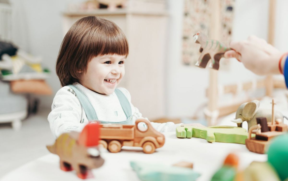 Una niña juega con sus juguetes / UNSPLASH