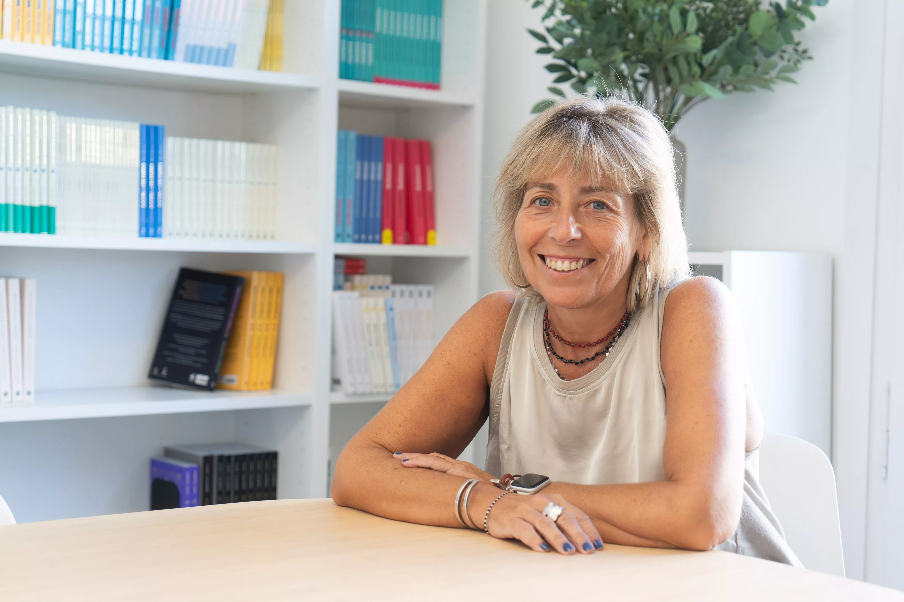 La agente literaria Sandra Bruna en su oficina de Barcelona / SIMÓN SÁNCHEZ