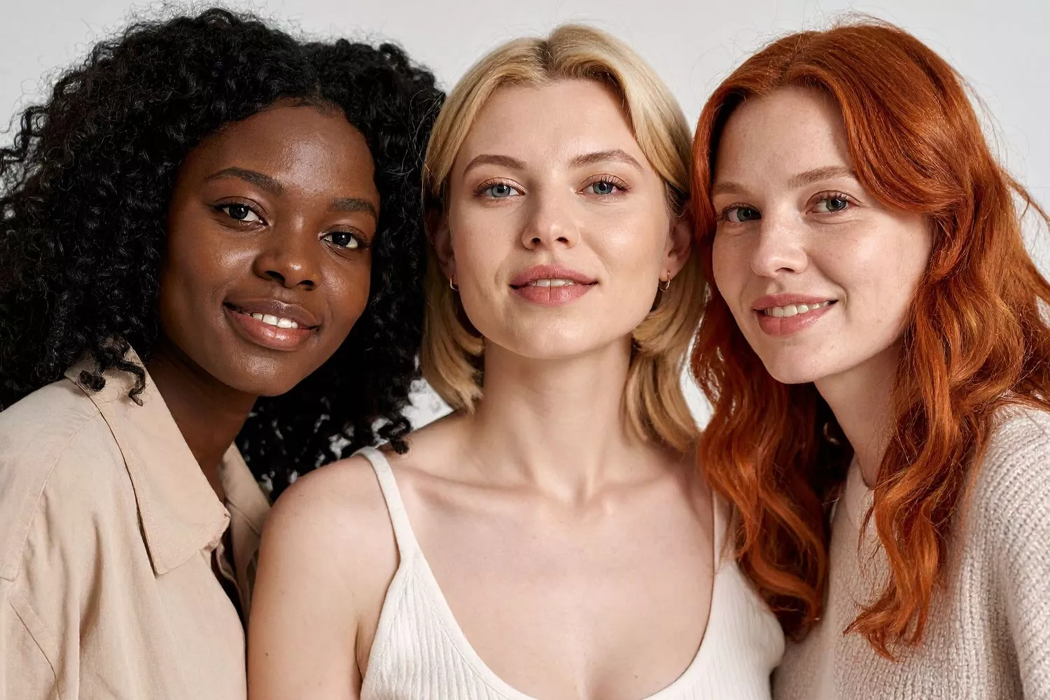 Tres mujeres con distinto color de pelo / Fotomontaje CONSUMIDOR GLOBAL