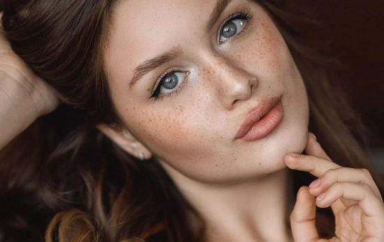 Una chica morena/ CANVA Una chica morena/ CANVA