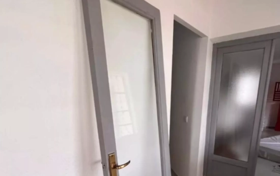 Las puertas desencajadas de la casa de los abuelos de Carlos Porro / CEDIDA