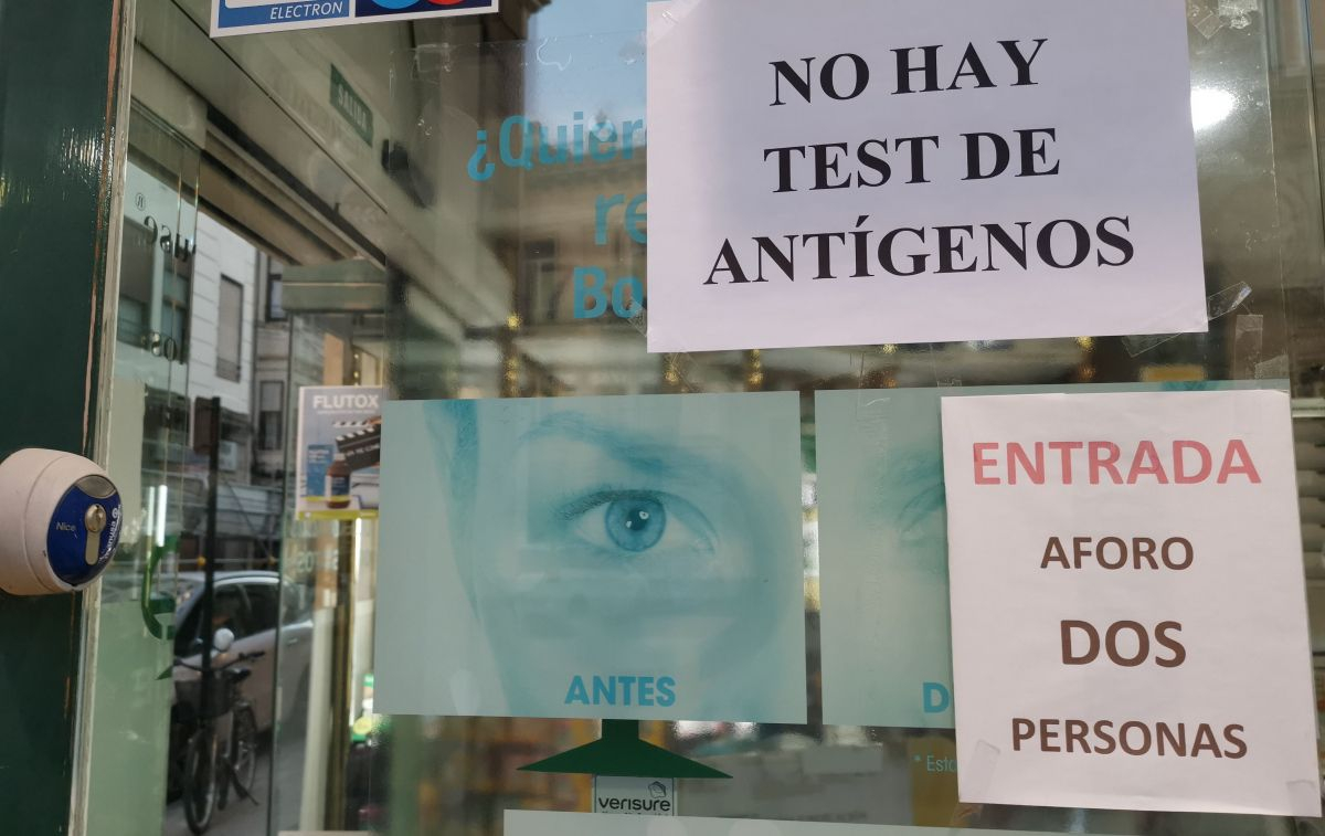 Una farmacia anuncia que no dispone de test de antígenos / CG