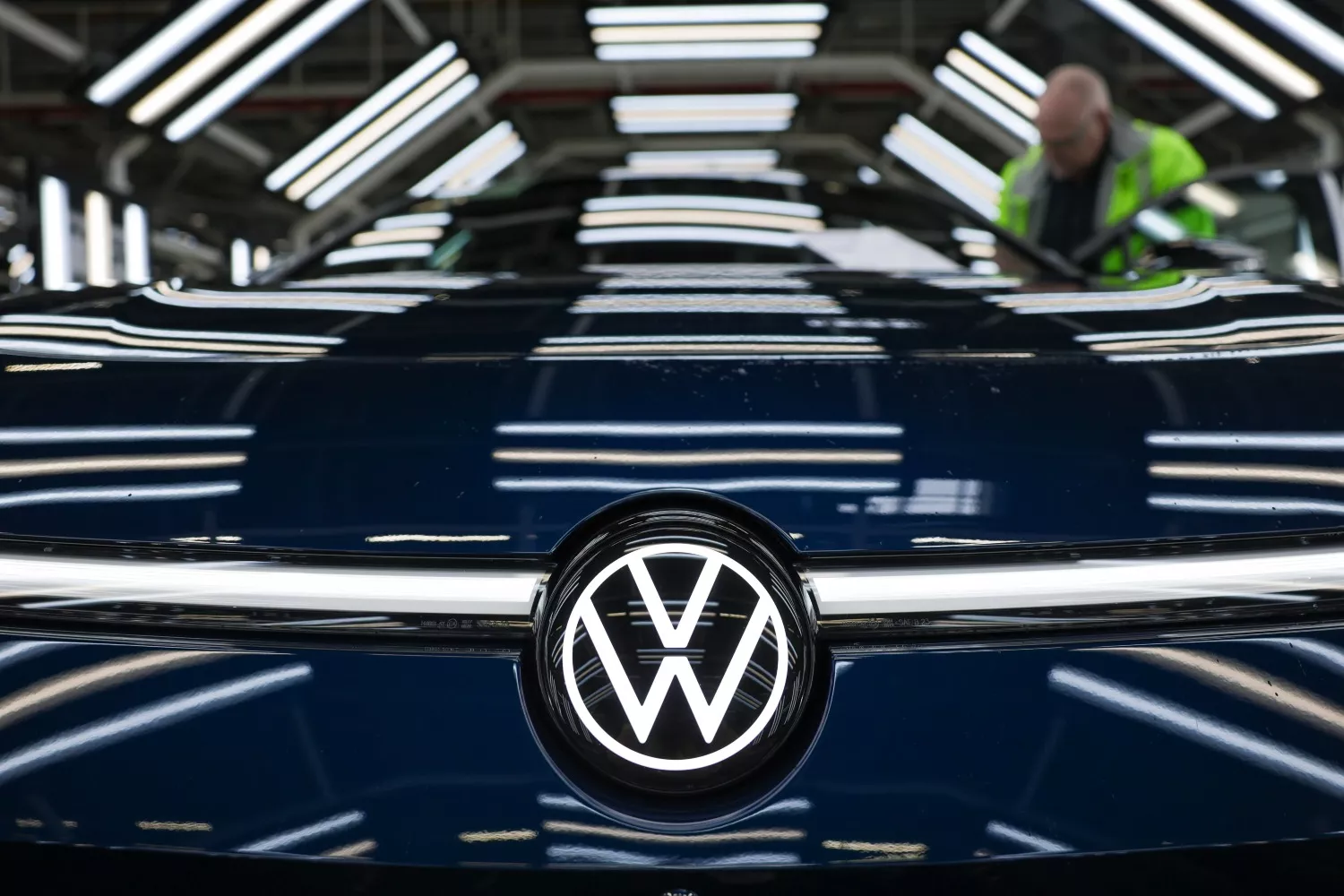 Logotipo de VW en un automóvil en la fábrica de vehículos eléctricos de Volkswagen en Emden, Aleman