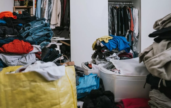 Una habitación desordenada por un cambio de armario/ CANVA