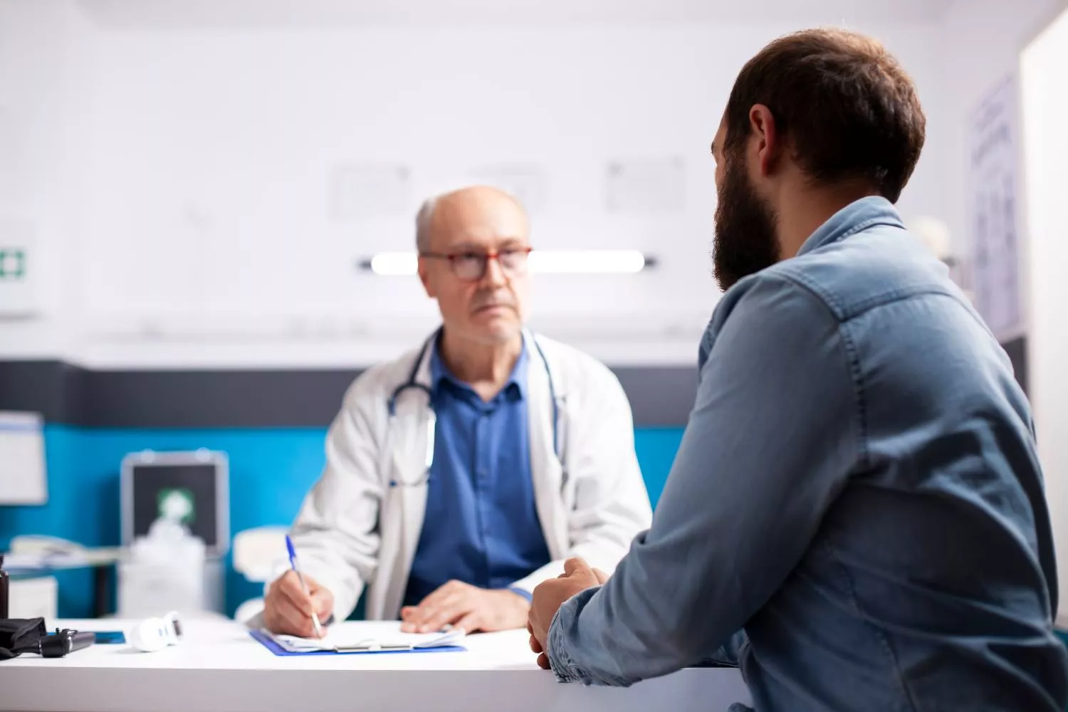 Una persona acude al médico por inflamación crónica / FREEPIK